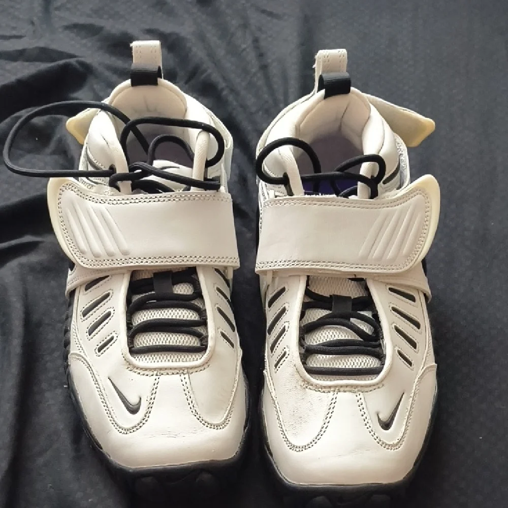 Nike Black and White Athletic Sneakers - Picture 7 of 7